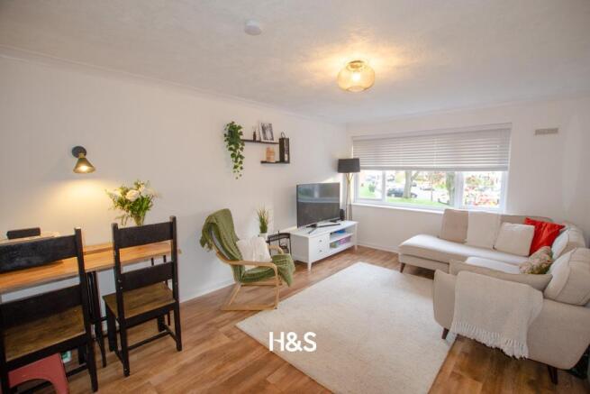 55 Nethercote Gardens - lounge.jpg