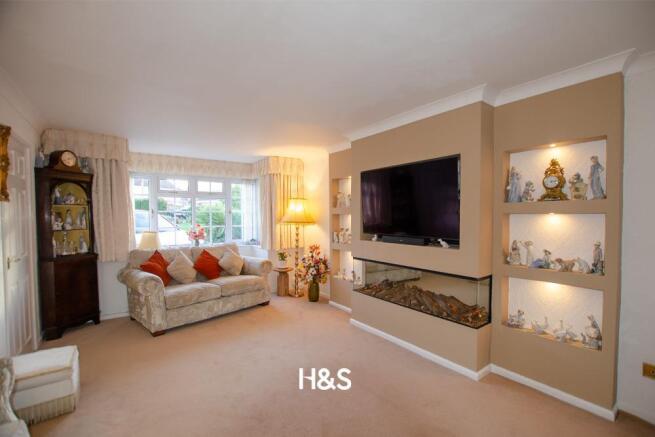 1 Pensham Croft - lounge.jpg