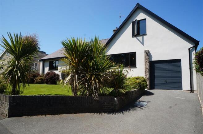 front of house with drive .JPG