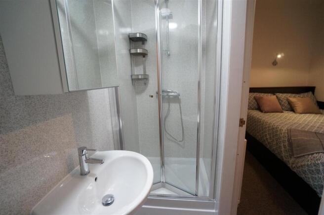 5HolyheadApart_ensuite2.1.JPG