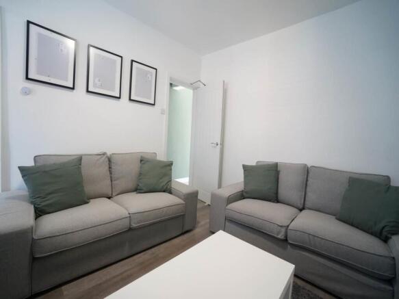 23PenchwintanRd_Living1.1.JPG