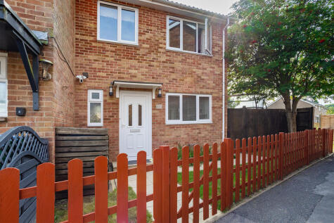 Giles Close, Yapton