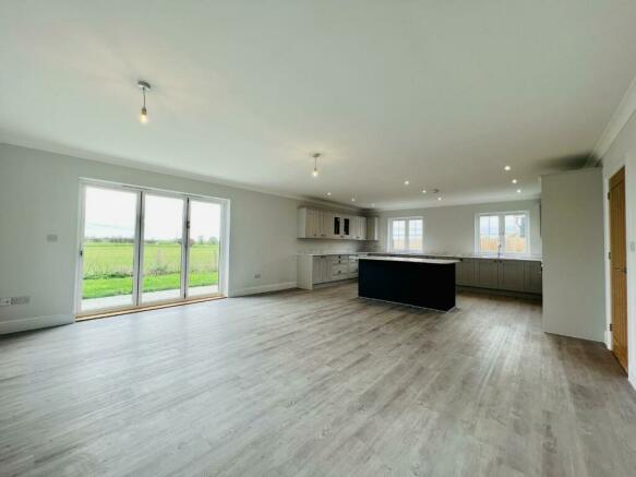 KITCHEN FAMILY ROOM