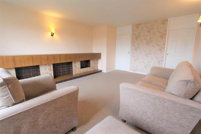 IMG_0116 - Livingroom.3.jpg