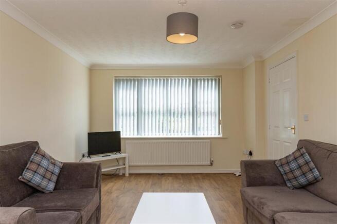 9 Lakeside Close-11.jpg