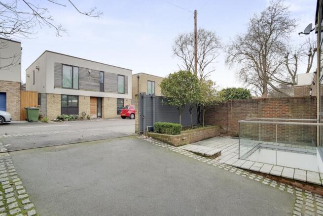 3_Front_Garden_2
