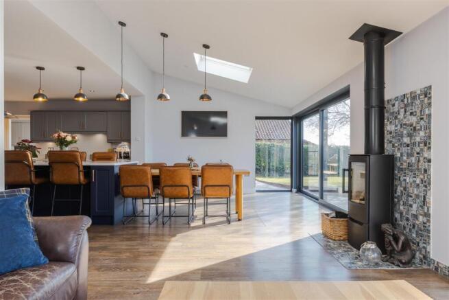 Sitting Room / Dining Room