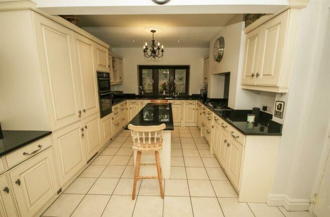 Open Plan Kitchen/Diner & Breakfast Area