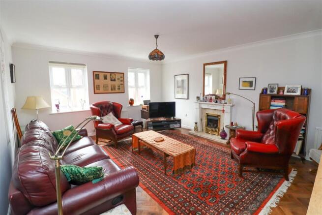 Lounge/Dining Room (First Floor)