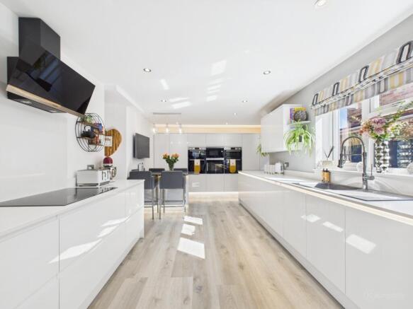 CAM02136G0-PR0357-STILL016