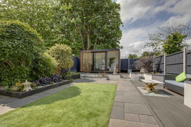 19 Trinity Avenue, SL7 3AL (LOW RES)-17