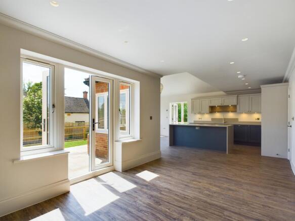 CAM02136G0-PR0041-STILL005