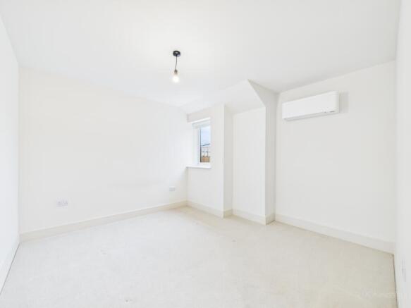 CAM02136G0-PR0490-STILL004