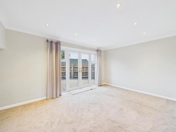 CAM02136G0-PR0515-STILL001