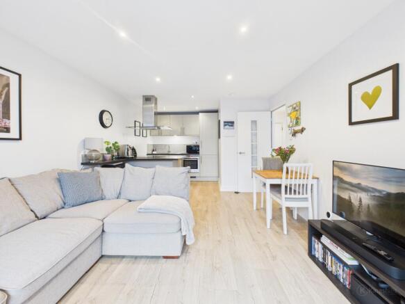 CAM02119G0-PR0520-STILL002