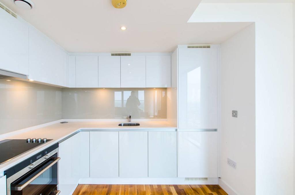 1 Bedroom Flat In Landmark Building East 24 Marsh Wall Canary Wharf Westferry London E14 9ah