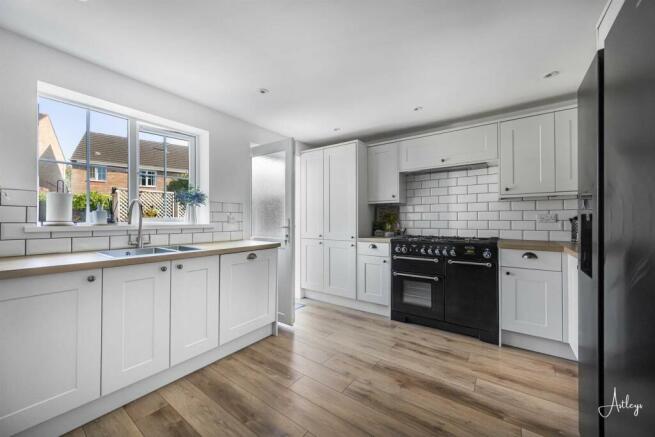 Open-plan kitchen/dining room