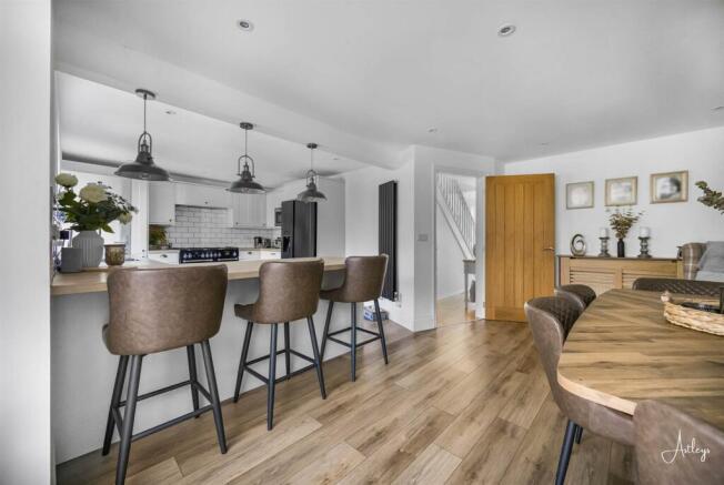 Open-plan kitchen/dining room