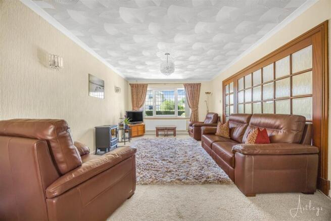 Lounge/dining area