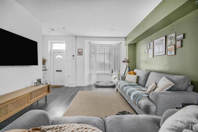 Through lounge/dining room