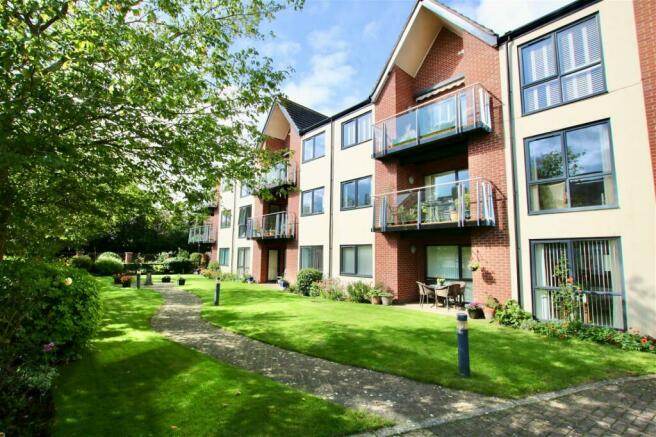 2 bedroom apartment for sale in Roslyn Court Willow Wong Burton