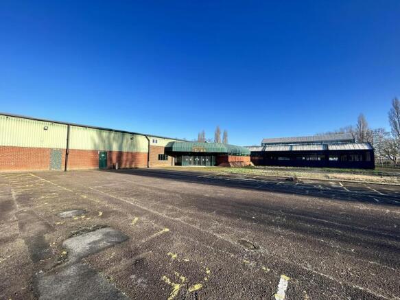 Parking and entrance 2 5083.jpg