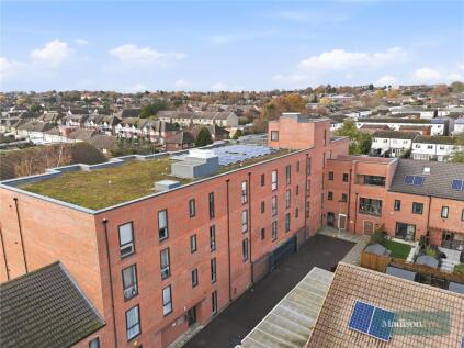 Marine Crescent, Hainaullt, IG6