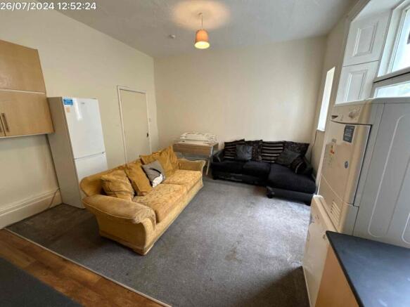 UpperMaisonette82Wor-Kitchenlivingro-13793101-163-