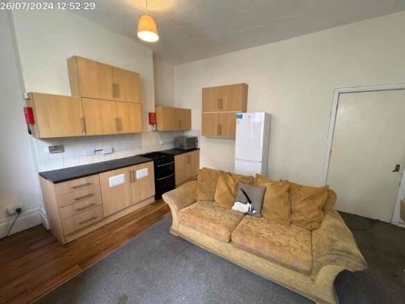 UpperMaisonette82Wor-Kitchenlivingro-13793101-164-