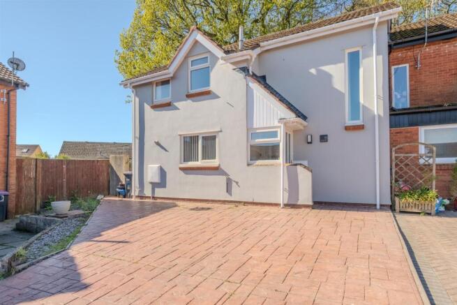 11 Greenfield Close-1.jpg