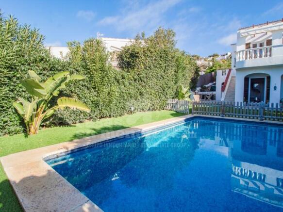 Villa with sea views in Son Bou