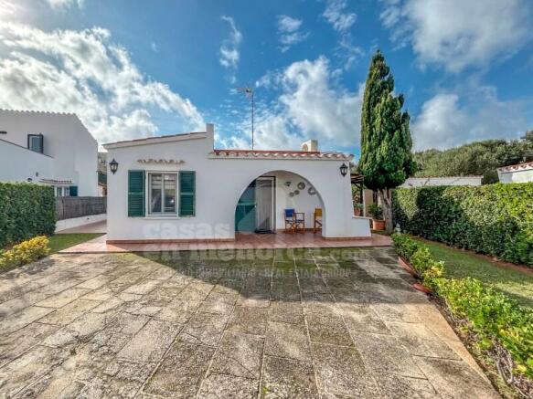 Detached villa with garden in Son Carrió