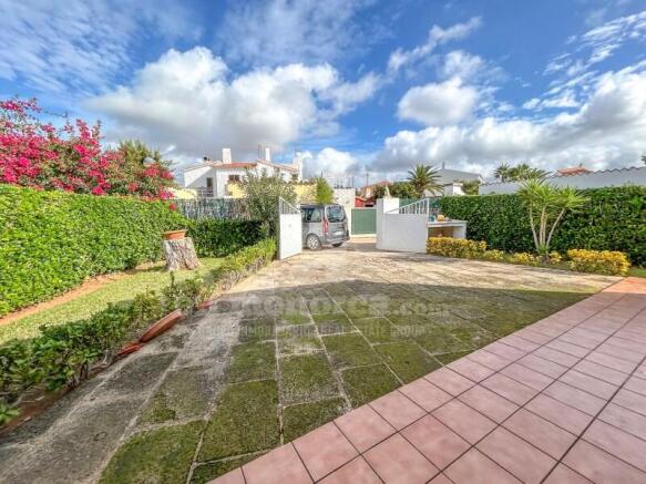 Detached villa with garden in Son Carrió