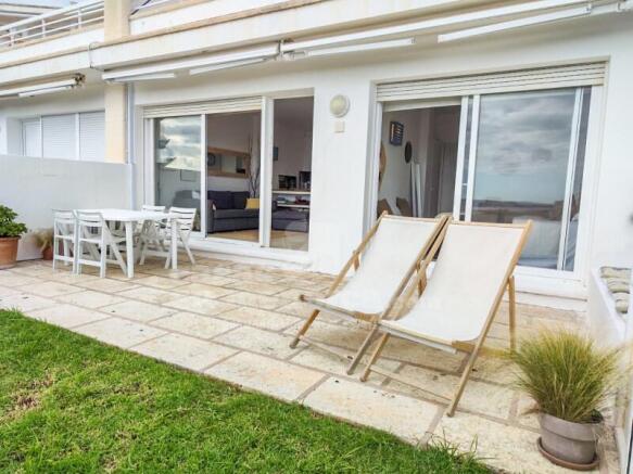 Apartment with sea views and private garden in Coves Noves