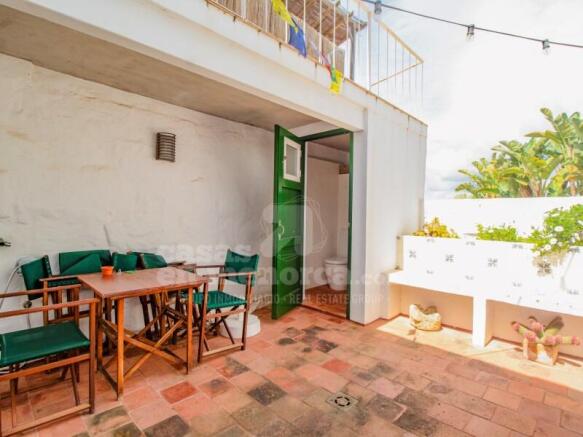 House with patio in Es Migjorn