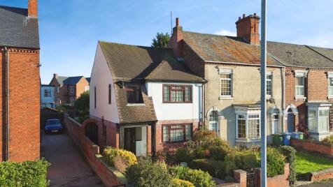 Large Garden & Garage, sold with no upward chain on London Road