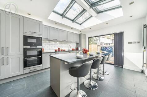 Bank Avenue, Colliers Wood Borders