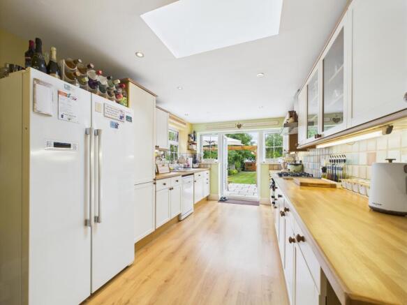 CAM03674G0-PR0566-STILL008