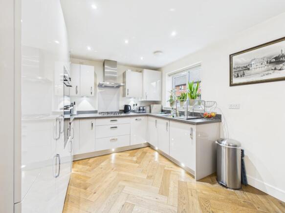 CAM04825G0-PR0221-STILL002