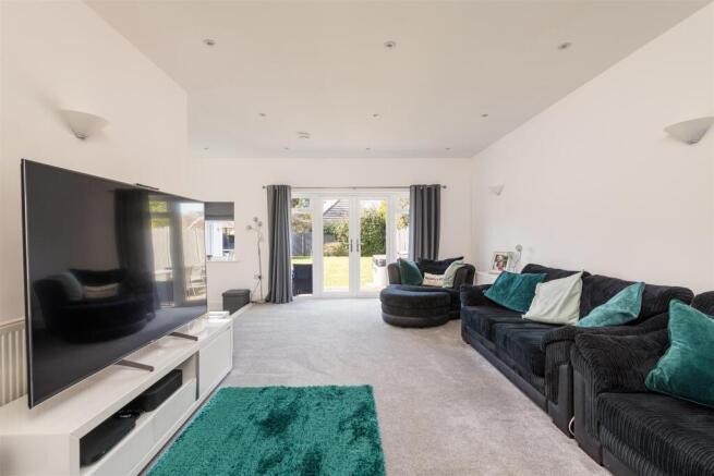 21 Springvale living room2.jpg
