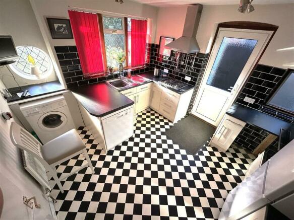 FITTED KITCHEN