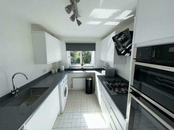 FITTED KITCHEN