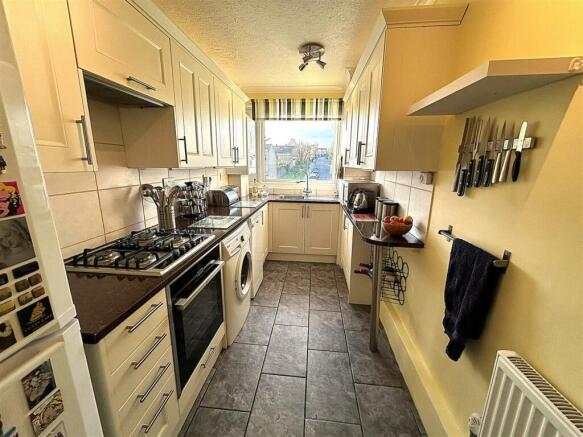 FITTED KITCHEN