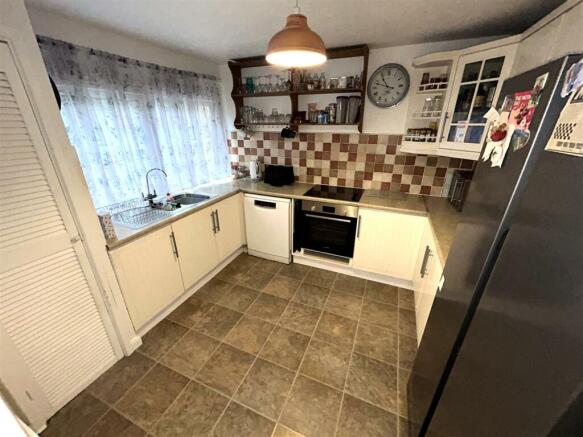 FITTED KITCHEN