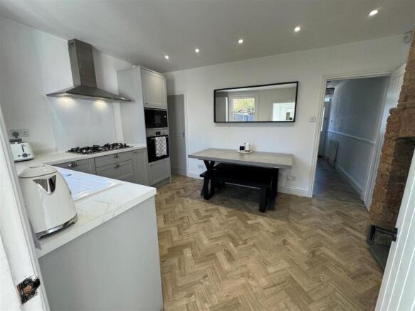 FITTED KITCHEN