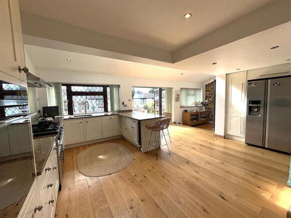 KITCHEN/BREAKFAST ROOM
