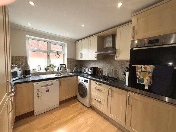 FITTED KITCHEN