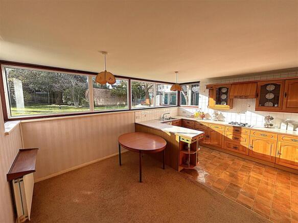 KITCHEN/BREAKFAST ROOM