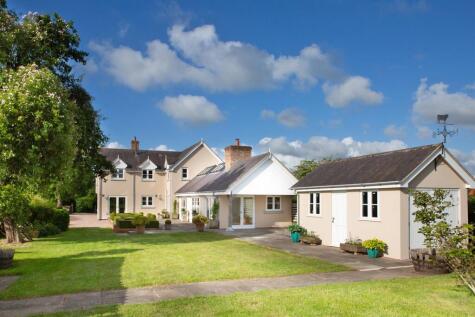 Superb house of over 3000 square feet in 0.64 acre on rural edge of Tarvin