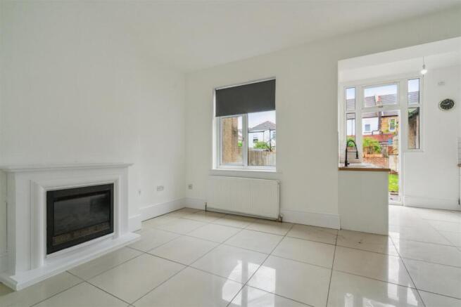 10 Melrose Avenue CR4 2EG - reception 2b.jpg